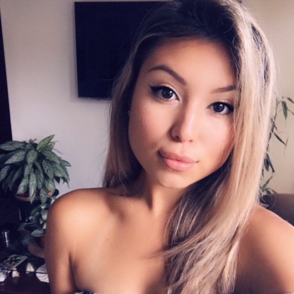 Meet your Posher, Nicole - Picture 1 of 1